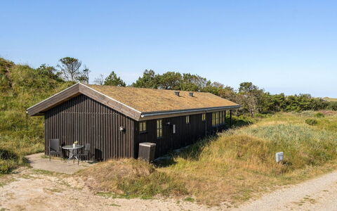 Marite - 200M from the Sea: Hus, Hjem, Dør, Tag, Sommerhus, Estate, Have, Skygge, Sidespor, Gård
