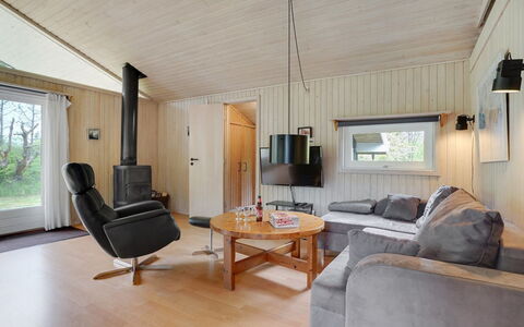 Evan - 1.3Km from the Sea: Træ, Indretning, Loft, Møbel, Værelse, Gulvbelægning, Stue, Hjem, Etage, Couch