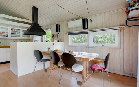Evan - 1.3Km from the Sea: Indretning, Gulvbelægning, Træ, Møbel, Loft, Etage, Lysarmatur, Køkken, Countertop, Belysning