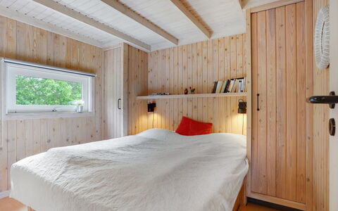 Evan - 1.3Km from the Sea: Træ, Soveværelse, Indretning, Gulvbelægning, Loft, Etage, Seng, Værelse, Belysning, Møbel