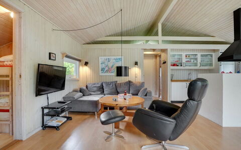 Evan - 1.3Km from the Sea: Indretning, Loft, Træ, Møbel, Gulvbelægning, Couch, Værelse, Etage, Stue, Lysarmatur