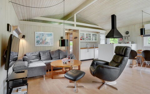 Evan - 1.3Km from the Sea: Indretning, Møbel, Loft, Couch, Træ, Gulvbelægning, Stue, Værelse, Etage, Lysarmatur