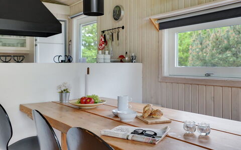 Evan - 1.3Km from the Sea: Indretning, Møbel, Træ, Gulvbelægning, Køkken, Loft, Countertop, Lysarmatur, Belysning, Etage