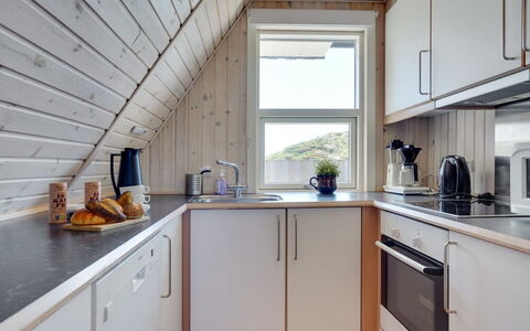 Viona - 350M from the Sea: Træ, Køkken, Gulvbelægning, Loft, Indretning, Etage, Countertop, Cabinetry, Køkken Apparat, Større Bandage