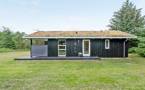 Svantepolk - 1.1Km from the Sea: Hus, Hjem, Dør, Tag, Sommerhus, Estate, Have, Skygge, Sidespor, Gård