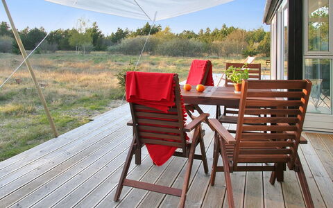 Melinda - 2Km from the Sea: Busk, Sommerhus, Hjem, Skygge, Bunddække, Have, Gård, Backyard, Garden Bygninger, Lawn