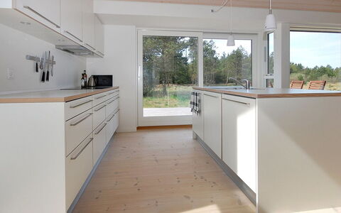 Melinda - 2Km from the Sea: Gulvbelægning, Etage, Trægulve, Træ, Indretning, Countertop, Laminat Gulv, Køkken, Hjem, Møbel
