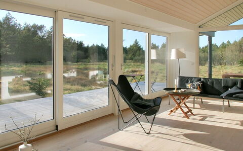 Melinda - 2Km from the Sea: Træ, Møbel, Gulvbelægning, Etage, Trægulve, Stol, Hårdttræ, Bejdse, Stue, Kaffebord