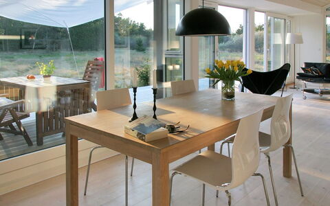 Melinda - 2Km from the Sea: Møbel, Indretning, Stol, Gulvbelægning, Etage, Bord, Køkken & Spisebord, Spisestue, Træ, Loft