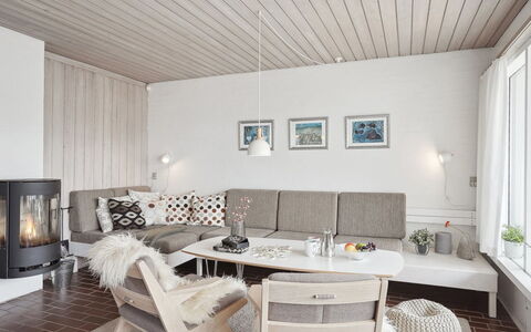 Viena - 400M from the Sea: Møbel, Indretning, Gulvbelægning, Etage, Couch, Træ, Stue, Loft, Lysarmatur, Belysning