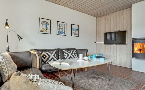 Emiljan - 400M from the Sea: Møbel, Indretning, Gulvbelægning, Etage, Couch, Træ, Værelse, Stue, Loft, Belysning