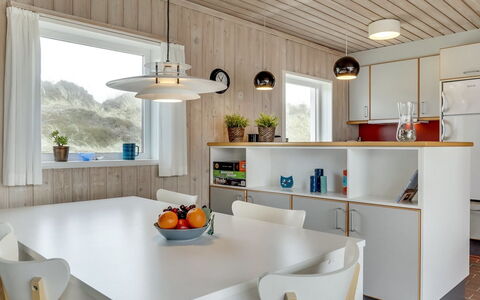 Emiljan - 400M from the Sea: Indretning, Lysarmatur, Gulvbelægning, Træ, Møbel, Loft, Etage, Køkken, Belysning, Countertop