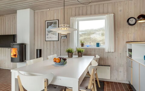 Emiljan - 400M from the Sea: Gulvbelægning, Indretning, Møbel, Væg, Etage, Træ, Lysarmatur, Loft, Køkken & Spisebord, Spisestue
