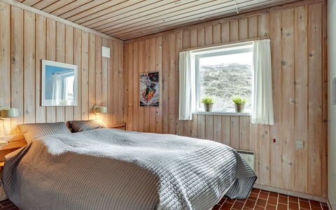 Emiljan - 400M from the Sea: Træ, Loft, Soveværelse, Indretning, Gulvbelægning, Etage, Seng, Hjem, Værelse, Sengetøj