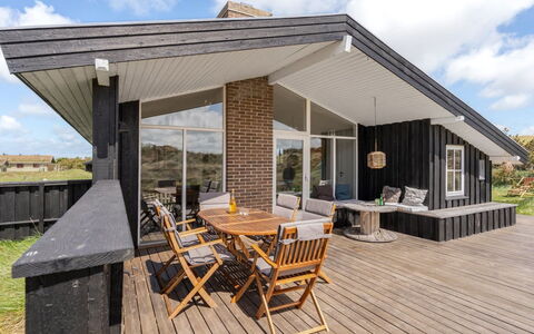 Driss - 500M from the Sea: Træ, Tag, Hjem, Arkitektur, Sidespor, Veranda, Hus, Sommerhus, Kompositmateriale, Dør