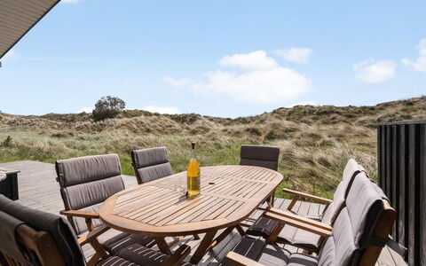 Driss - 500M from the Sea: Loft, Gulvbelægning, Indretning, Etage, Kompositmateriale, Møbel, Udvej, Hotel, Design, Dagslys