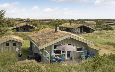 Syni - 500M from the Sea: Træ, Tag, Arkitektur, Hjem, Hus, Sommerhus, Sidespor, Hårdttræ, Hældning, Estate