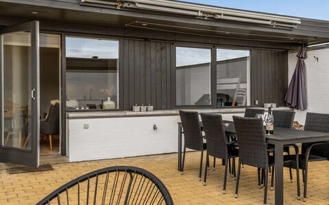 Tarvo - 400M from the Sea: Svømmepøl, Udendørs Møbler, Møbel, Udvej, Flise, Eco Hotel, Skygge, Stol, Fritid, Estate