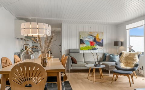Tarvo - 400M from the Sea: Svømmepøl, Udendørs Møbler, Møbel, Udvej, Flise, Eco Hotel, Skygge, Stol, Fritid, Estate