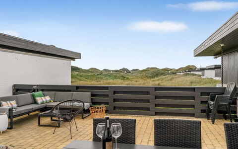 Tarvo - 400M from the Sea: Svømmepøl, Udendørs Møbler, Møbel, Udvej, Flise, Eco Hotel, Skygge, Stol, Fritid, Estate
