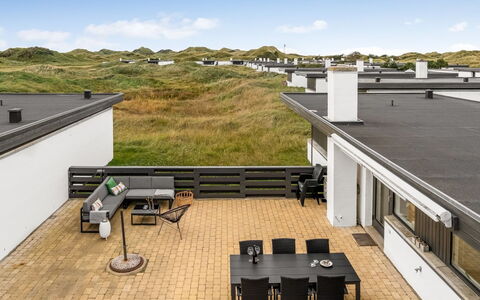 Tarvo - 400M from the Sea: Svømmepøl, Udendørs Møbler, Møbel, Udvej, Flise, Eco Hotel, Skygge, Stol, Fritid, Estate