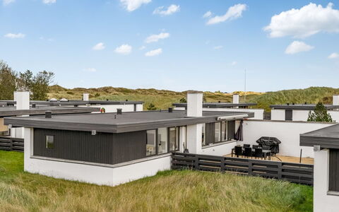 Tarvo - 400M from the Sea: Svømmepøl, Udendørs Møbler, Møbel, Udvej, Flise, Eco Hotel, Skygge, Stol, Fritid, Estate