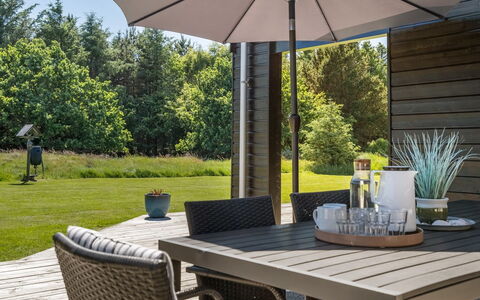 Dyke - 1.5Km from the Sea: Møbel, Udendørs Møbler, Stol, Bord, Udendørs Bord, Køkken & Spisebord, Gårdhave, Skygge, Paraply, Have