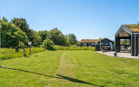 Dyke - 1.5Km from the Sea: Land Lot, Hjem, Sommerhus, Lawn, Have, Estate, Skygge, Eng, Landscaping, Garden Bygninger