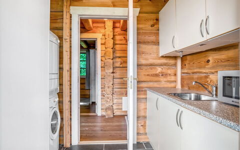 Stamen - 200M from the Sea: Træ, Gulvbelægning, Bejdse, Cabinetry, Countertop, Køkken, Sanitærarmatur, Hårdttræ, Naturmateriale, Håndvask