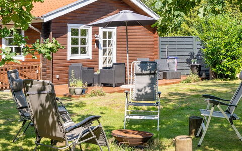 Tian - from the Sea: Møbel, Udendørs Møbler, Stol, Busk, Sommerhus, Udendørs Bord, Have, Skygge, Backyard, Fritid