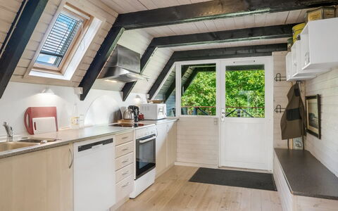 Vladanka - from the Sea: Træ, Loft, Gulvbelægning, Indretning, Køkken, Møbel, Etage, Attic, Countertop, Værelse