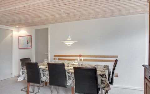Samine - 100M from the Sea: Møbel, Indretning, Gulvbelægning, Træ, Etage, Loft, Trægulve, Stol, Bord, Belysning
