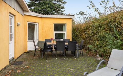 Samine - 100M from the Sea: Møbel, Indretning, Gulvbelægning, Træ, Etage, Loft, Trægulve, Stol, Bord, Belysning
