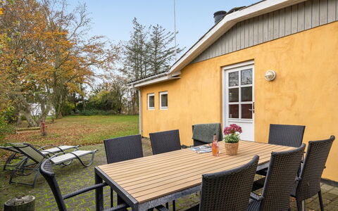 Samine - 100M from the Sea: Møbel, Indretning, Gulvbelægning, Træ, Etage, Loft, Trægulve, Stol, Bord, Belysning