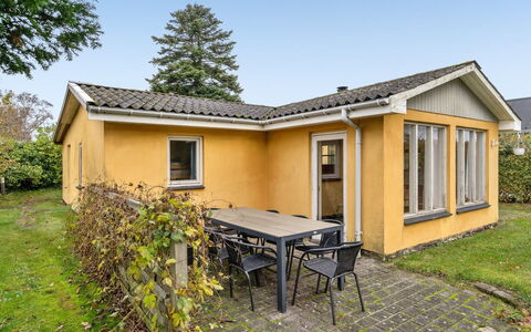 Samine - 100M from the Sea: Møbel, Indretning, Gulvbelægning, Træ, Etage, Loft, Trægulve, Stol, Bord, Belysning