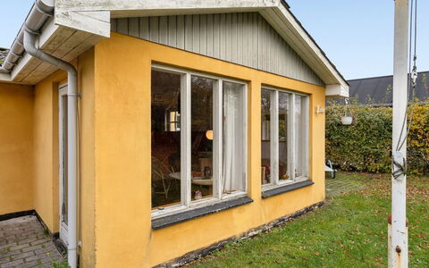 Samine - 100M from the Sea: Møbel, Indretning, Gulvbelægning, Træ, Etage, Loft, Trægulve, Stol, Bord, Belysning