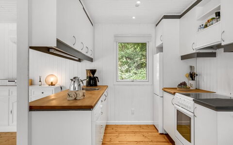 Adam - from the Sea: Køkken, Gulvbelægning, Træ, Køkken Apparat, Større Bandage, Countertop, Indretning, Etage, Husholdningsapparat, Cabinetry