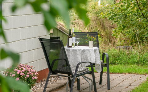 Rothger - 700M to the Fjord: Møbel, Stol, Bord, Udendørs Møbler, Udendørs Bord, Køkken & Spisebord, Paraply, Skygge, Restaurant, Blomsterkrukke