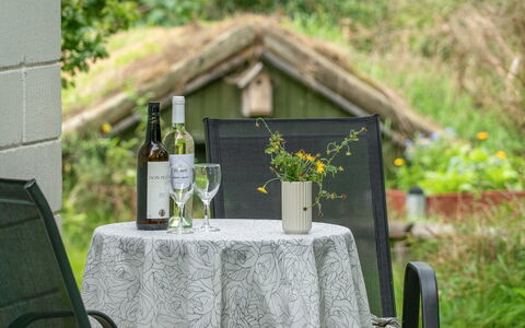 Rothger - 700M to the Fjord: Møbel, Stol, Bord, Udendørs Møbler, Udendørs Bord, Køkken & Spisebord, Paraply, Skygge, Restaurant, Blomsterkrukke