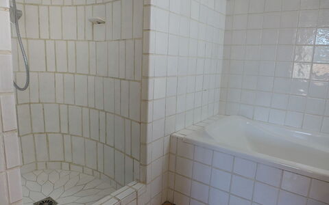 Le Petit Rouveau: Flise, Badeværelse, Ejendom, Værelse, Væg, Arkitektur, Etage, Sanitærarmatur, Badekar, Keramisk