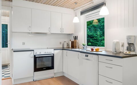 Soraya - 700M to the Fjord: Køkken, Køkken Apparat, Countertop, Indretning, Gulvbelægning, Større Bandage, Træ, Cabinetry, Møbel, Loft
