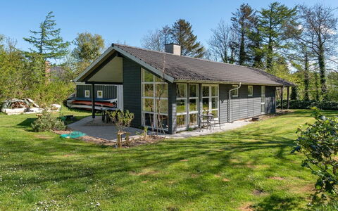 Marlien - 1Km to the Fjord: Blå, Busk, Sommerhus, Bunddække, Have, Estate, Skygge, Landscaping, Stuehus, Eco Hotel