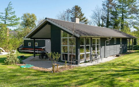 Marlien - 1Km to the Fjord: Blå, Busk, Sommerhus, Bunddække, Have, Estate, Skygge, Landscaping, Stuehus, Eco Hotel