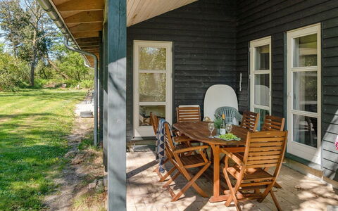 Marlien - 1Km to the Fjord: Blå, Busk, Sommerhus, Bunddække, Have, Estate, Skygge, Landscaping, Stuehus, Eco Hotel