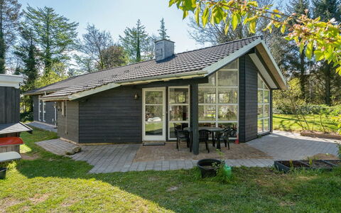 Marlien - 1Km to the Fjord: Blå, Busk, Sommerhus, Bunddække, Have, Estate, Skygge, Landscaping, Stuehus, Eco Hotel