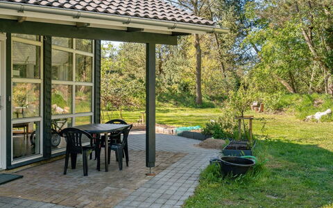 Marlien - 1Km to the Fjord: Blå, Busk, Sommerhus, Bunddække, Have, Estate, Skygge, Landscaping, Stuehus, Eco Hotel