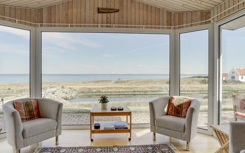 Yorrick - 50M to the Fjord: Træ, Møbel, Etage, Indretning, Gulvbelægning, Loft, Hjem, Stol, Stue, Værelse