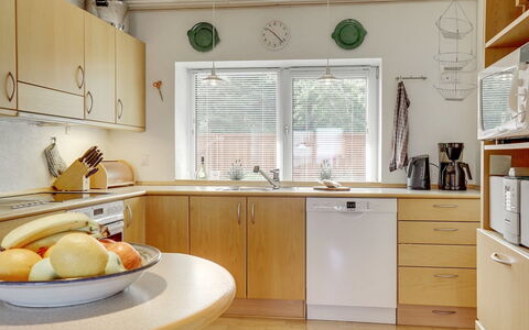 Yorrick - 50M to the Fjord: Countertop, Køkken, Møbel, Indretning, Cabinetry, Køkken Apparat, Gulvbelægning, Træ, Belysning, Loft