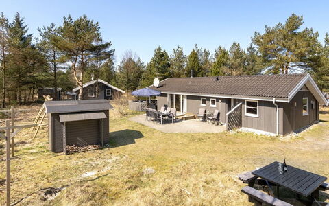 Sighbiorn - 950M from the Sea: Blå, Busk, Sommerhus, Bunddække, Have, Estate, Skygge, Landscaping, Stuehus, Eco Hotel