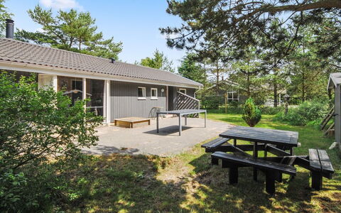 Sighbiorn - 950M from the Sea: Blå, Busk, Sommerhus, Bunddække, Have, Estate, Skygge, Landscaping, Stuehus, Eco Hotel